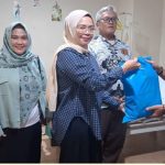 Komite Medik RSUD Raja Ahmad Tabib Berbagi Bingkisan Sembako kepada Keluarga Pasien