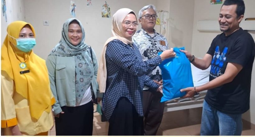 Komite Medik RSUD Raja Ahmad Tabib Berbagi Bingkisan Sembako kepada Keluarga Pasien