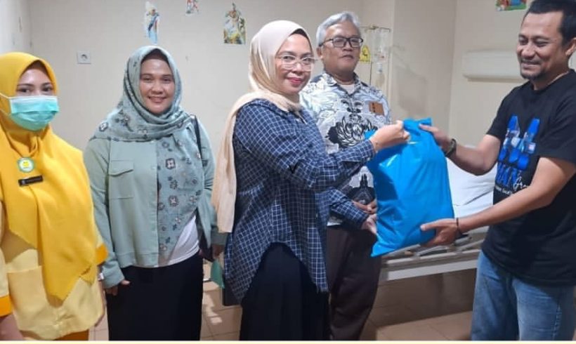 Komite Medik RSUD Raja Ahmad Tabib Berbagi Bingkisan Sembako kepada Keluarga Pasien