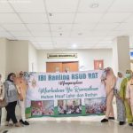 Bidan RSUD Raja Ahmad Tabib Berbagi Takjil untuk Keluarga Pasien dan Petugas Kebersihan