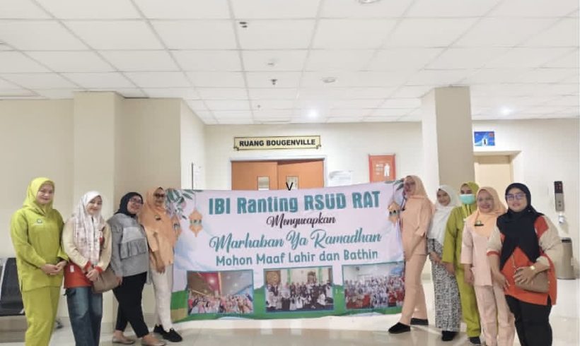 Bidan RSUD Raja Ahmad Tabib Berbagi Takjil untuk Keluarga Pasien dan Petugas Kebersihan