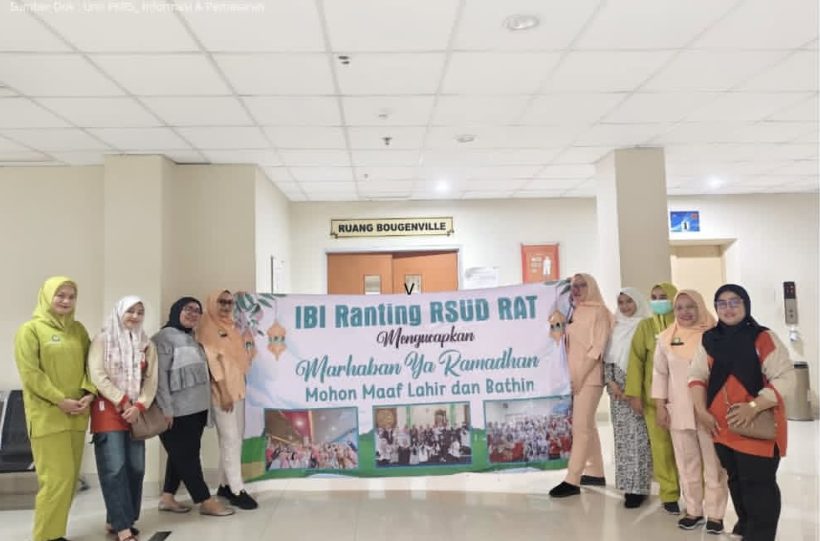 Bidan RSUD Raja Ahmad Tabib Berbagi Takjil untuk Keluarga Pasien dan Petugas Kebersihan