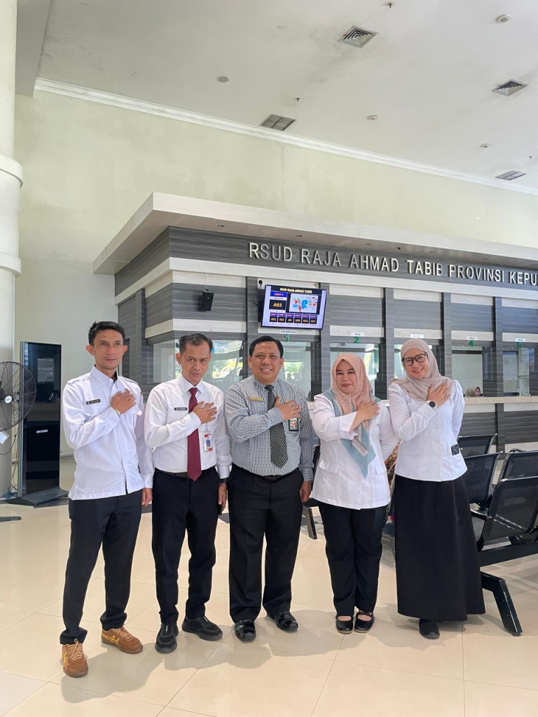 Ketua PN Tanjungpinang Ali Sobirin Kunjungi Pasien Anak RSUD RAT, Sampaikan Pesan Humanis